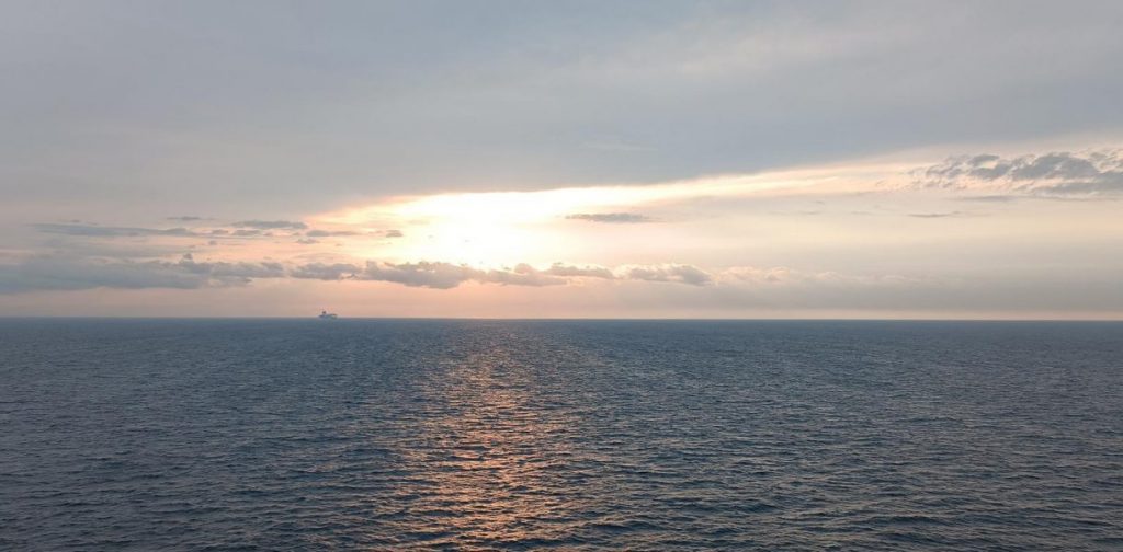 représente un coucher de soleil sur la mer méditerranée