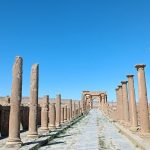 route vers la porte de trajan ruines romaines de Timgad