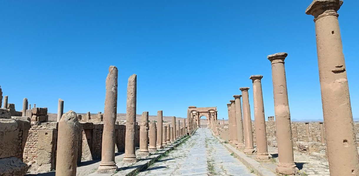 route vers la porte de trajan ruines romaines de Timgad